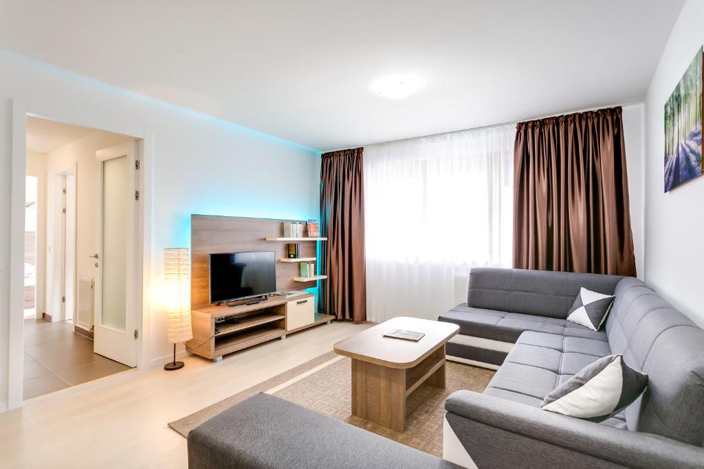 萨格勒布Apartment Nova Cesta 62的带沙发和电视的客厅