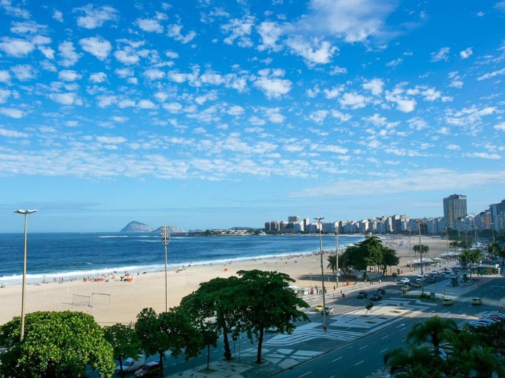 里约热内卢Deslumbrante vista para a Praia de Copacabana.的享有海滩和大海及建筑的景致