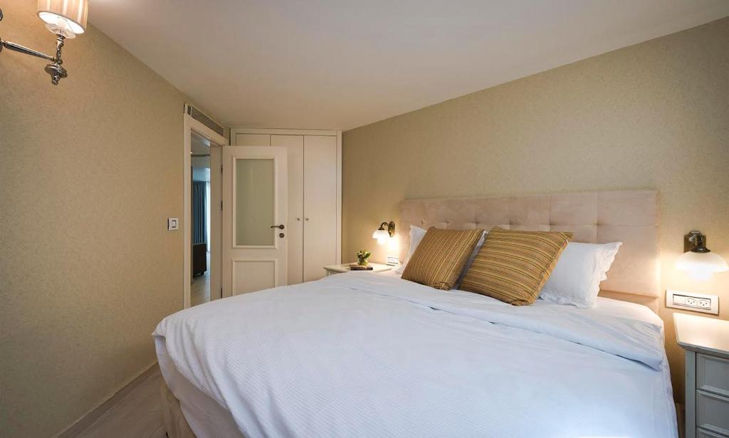 埃拉特Noa's Place的卧室配有一张带两个枕头的大白色床