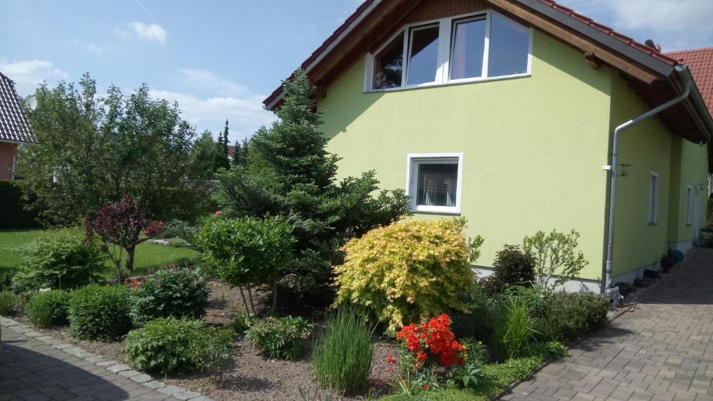 GödaApartmenthaus Reichelt的前面有植物的绿色房子