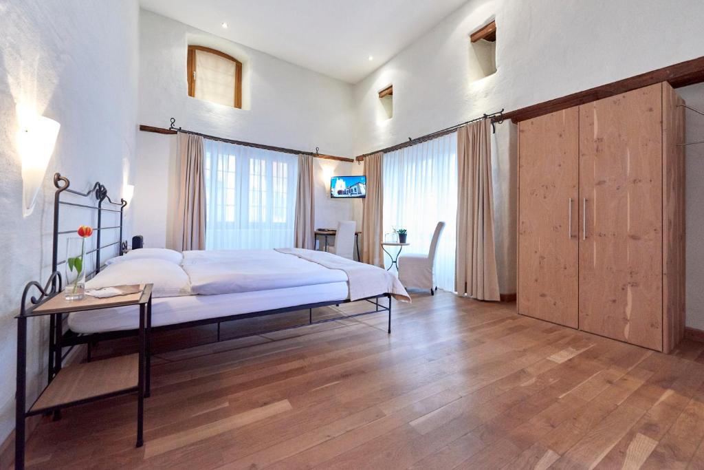 图恩Hotel Restaurant Rathaus的一间卧室配有一张床,铺有木地板