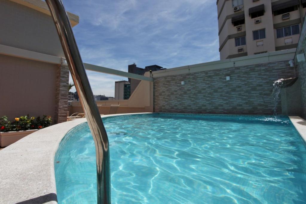 里约热内卢弗鲁米嫩塞酒店的建筑物一侧的游泳池