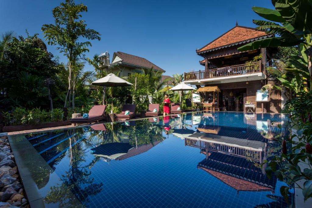 暹粒爪哇木制住宅别墅的房屋前的游泳池