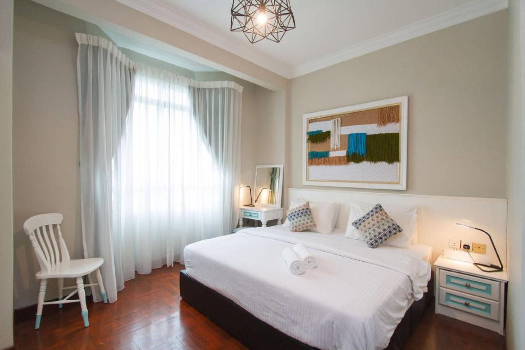 峇六拜世纪海湾住宅的卧室配有白色的床和白色椅子