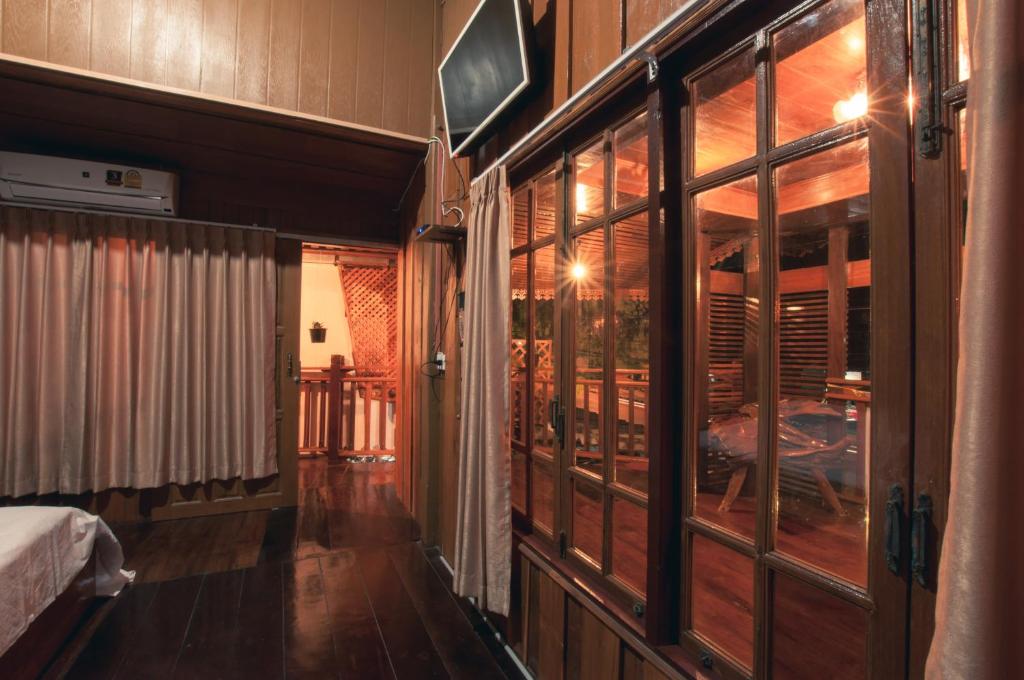 素可泰历史咖啡馆及住宿加早餐旅馆的带一张床的房间和窗户的房间