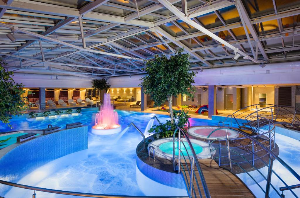 塔尔图V温泉会议酒店的一座大型游泳池,在一座建筑中设有喷泉