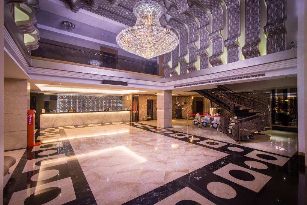 嘉义市嘉禾玉山国际大饭店 的带有吊灯的酒店大堂