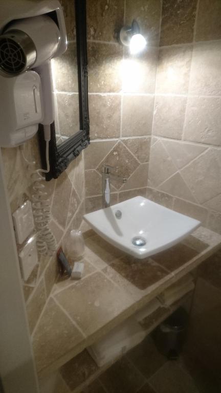 奥普格朗德酒店的浴室设有白色水槽和镜子