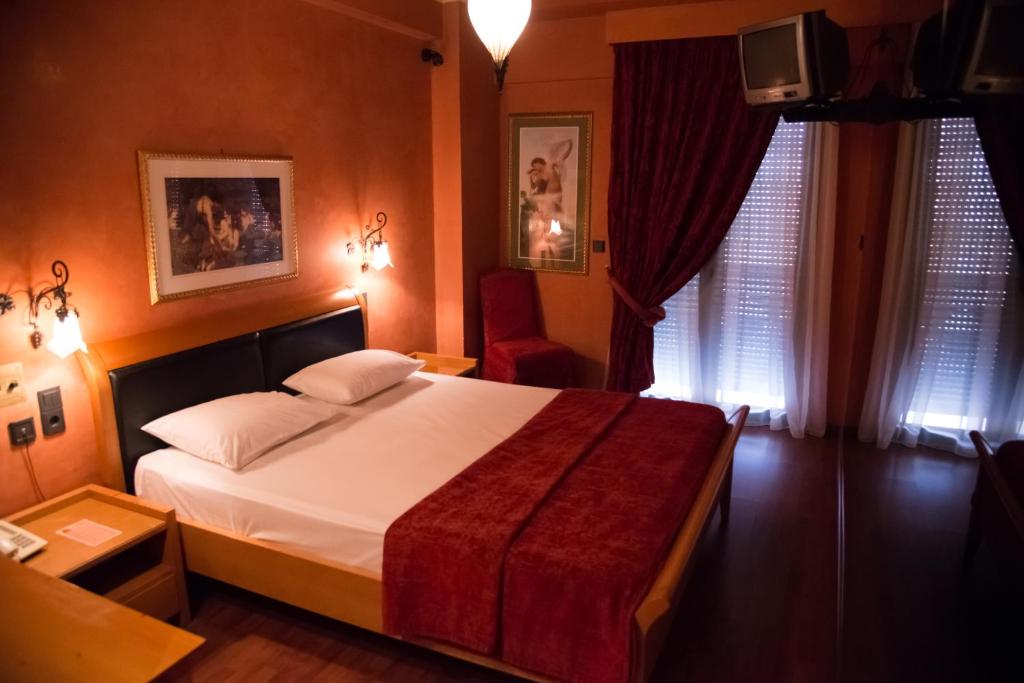 比雷埃夫斯阿尔法酒店的酒店客房,配有床和电视