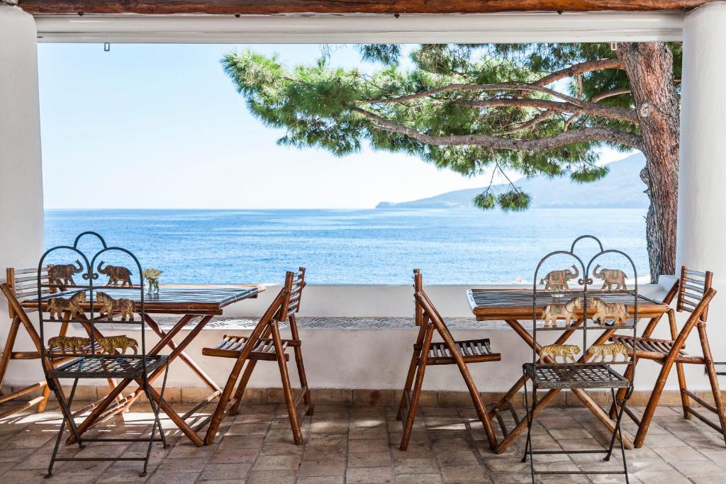 圣马里纳萨利纳Hotel Mercanti di Mare的一个带桌椅的海景庭院