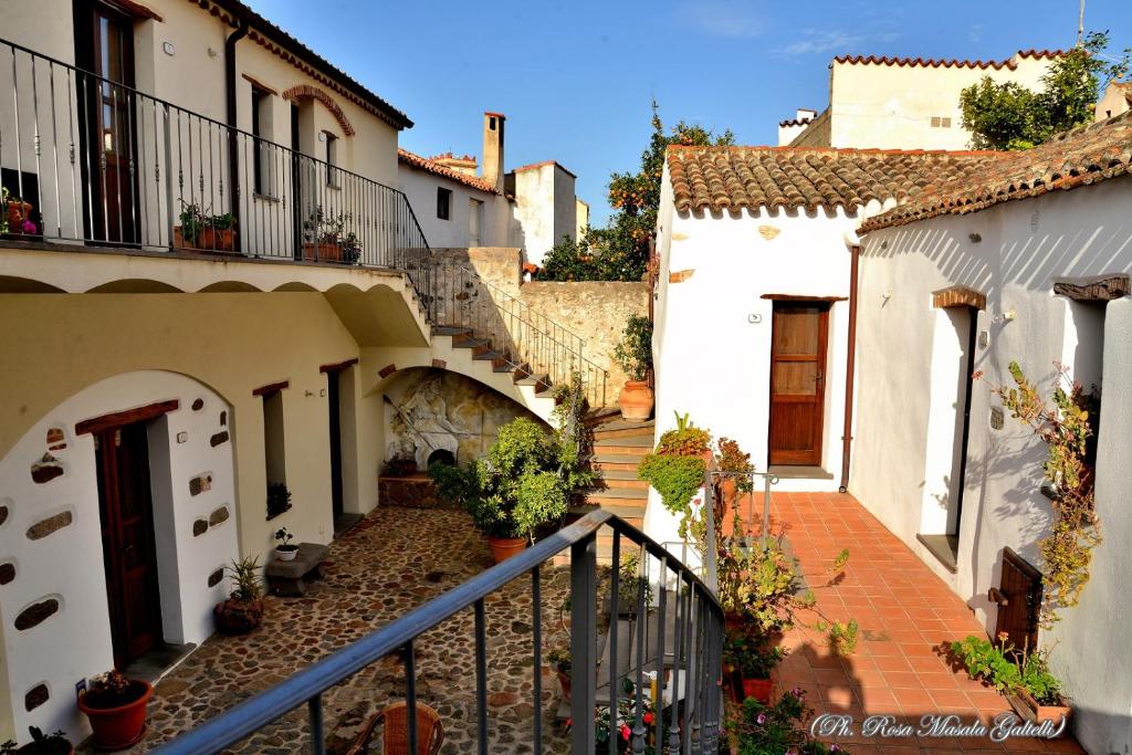 加尔泰利Antico Borgo的一群白色的房屋,有楼梯和植物