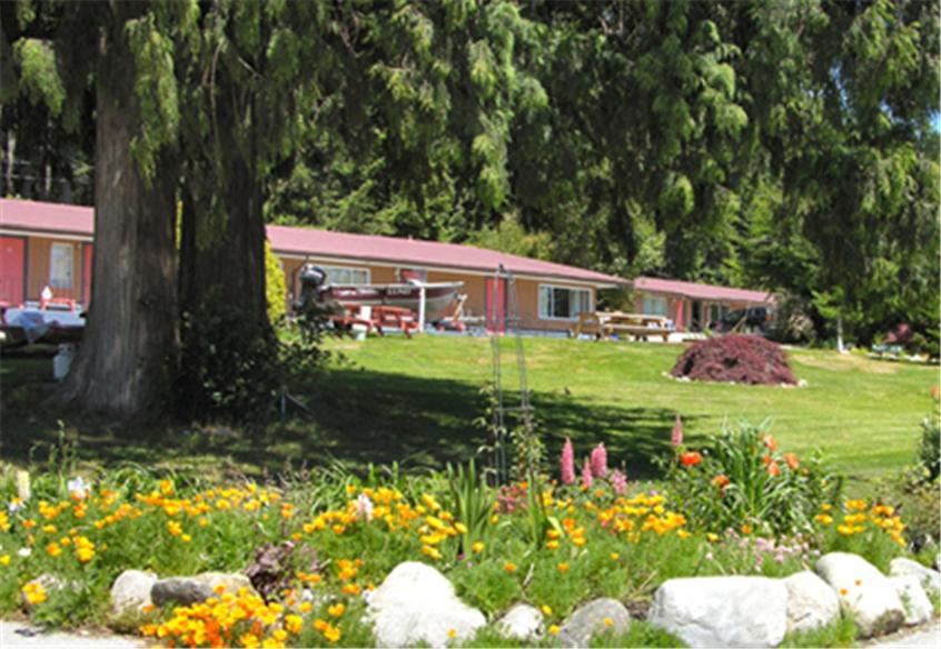 鲍威尔里弗海滨别墅RV公园汽车旅馆的一座花园,在一座建筑前种有鲜花