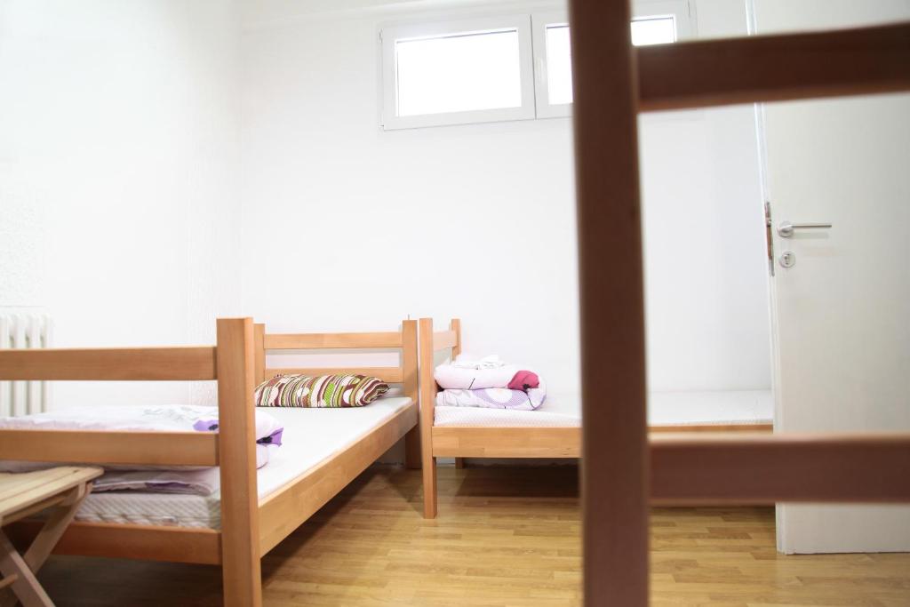 贝尔格莱德Hostel Jellostone的一间卧室设有两张双层床和一扇窗户。