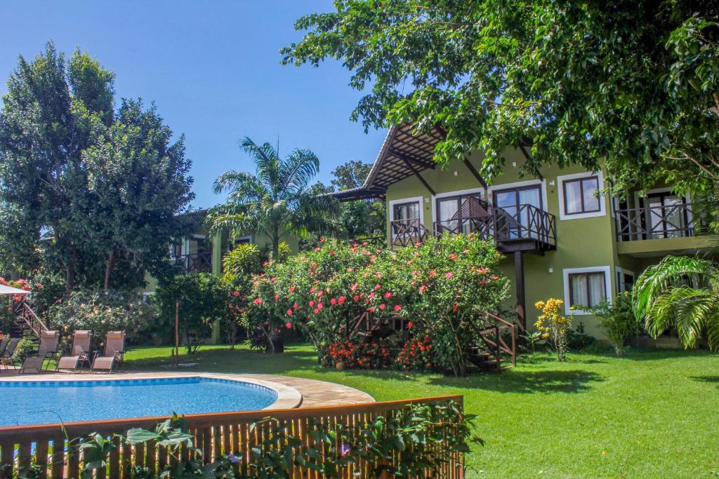 皮帕Recanto da Mata Pipa的庭院前带游泳池的房子