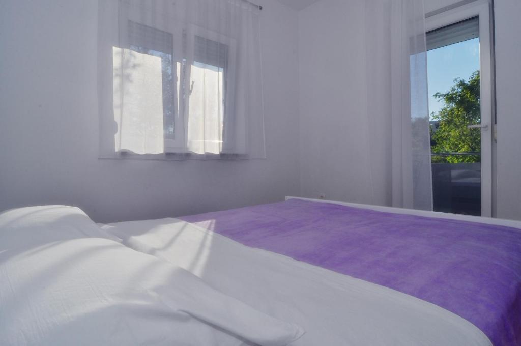 扎达尔Apartments Edita的白色的卧室设有床和窗户