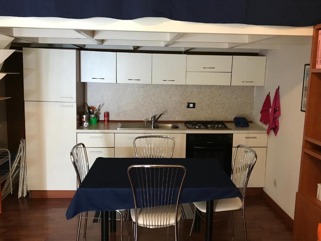 拉古萨Cartia 91的厨房配有一张桌子,上面有蓝色的桌布