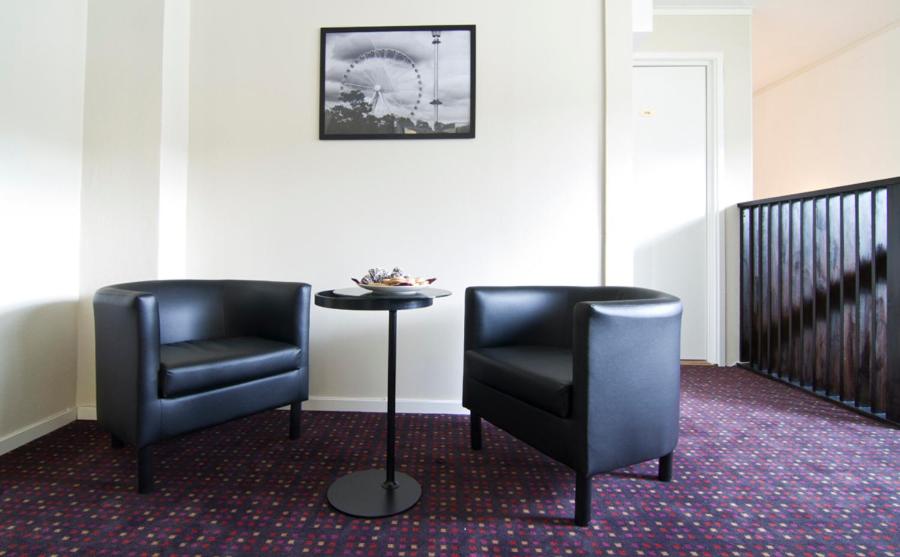 哥德堡10号旅舍的房间里的两张椅子和一张桌子