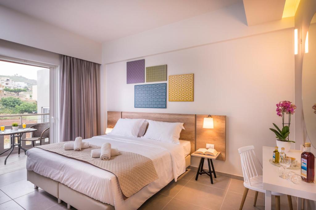 斯塔罗斯IRINI STALOS Apartments的酒店客房设有一张床和一个阳台。