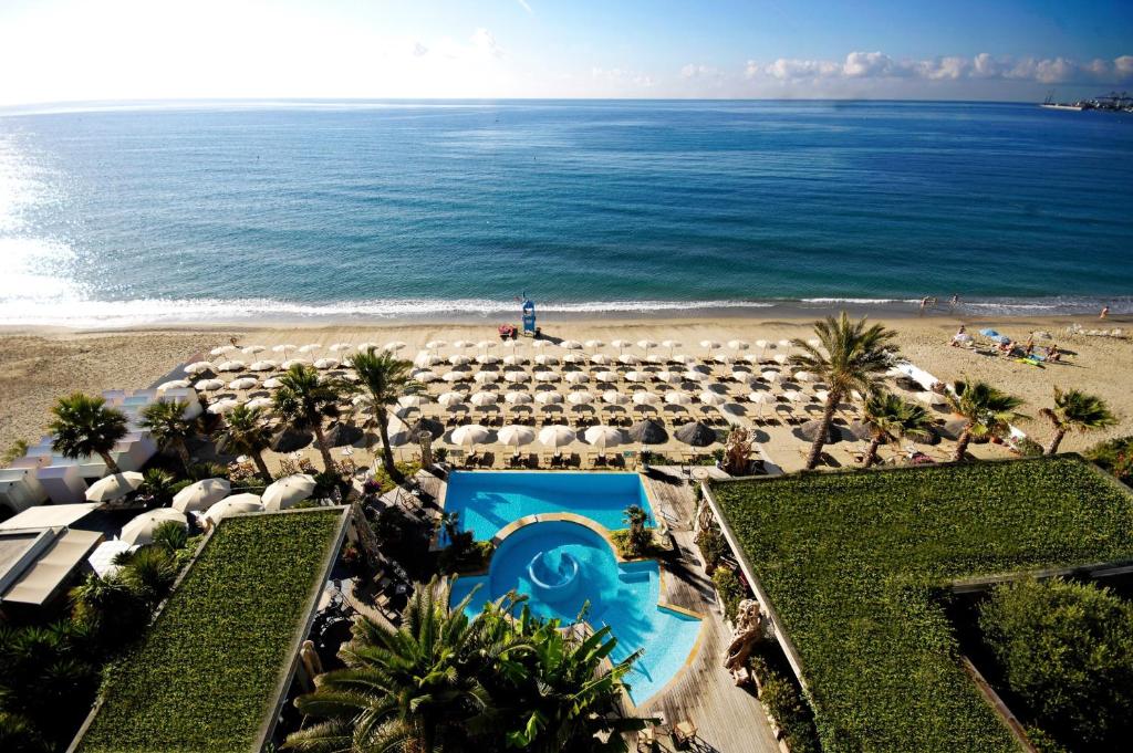 萨沃纳梅尔酒店的享有海滩的空中景致,配有遮阳伞和海洋