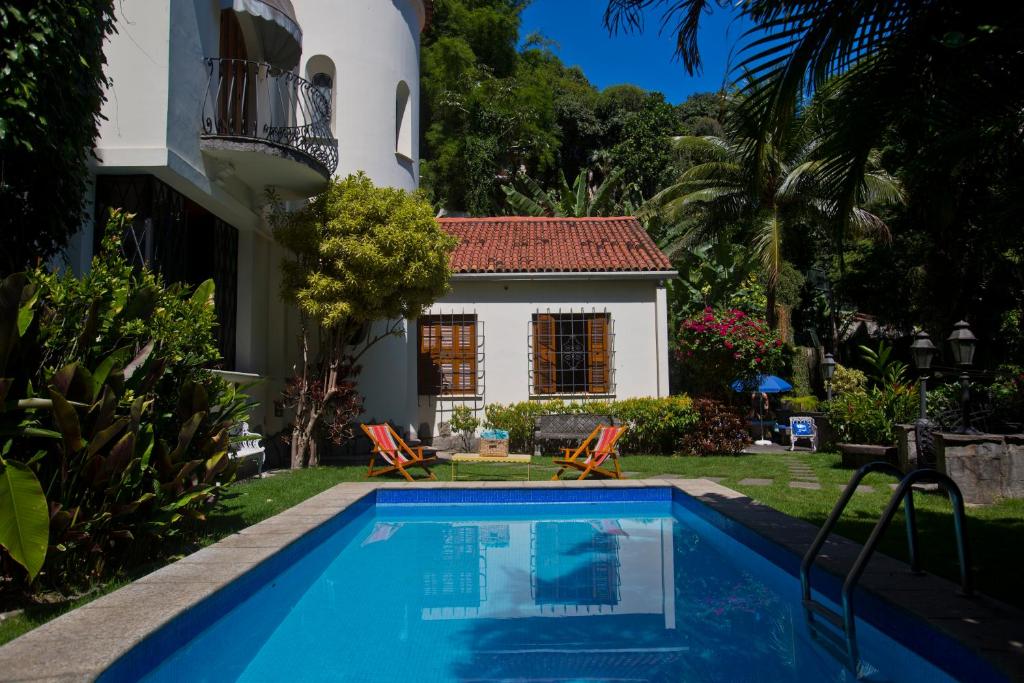 里约热内卢Casa Beleza的别墅前设有游泳池