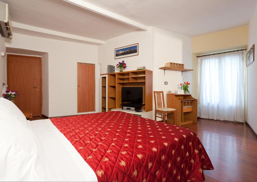 热那亚海尔薇堤亚酒店的一间卧室配有一张带红色毯子的大床
