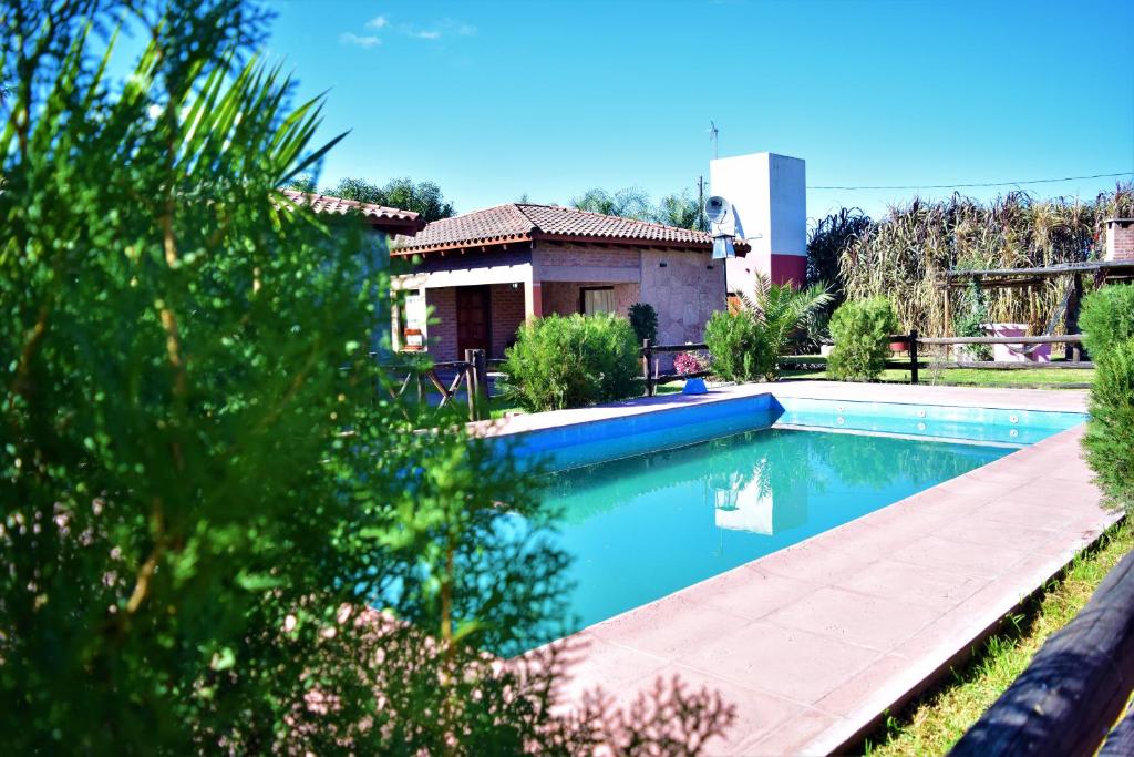 萨尔塔卡瓦尼亚斯索尔山林小屋的一座房子的院子内的游泳池