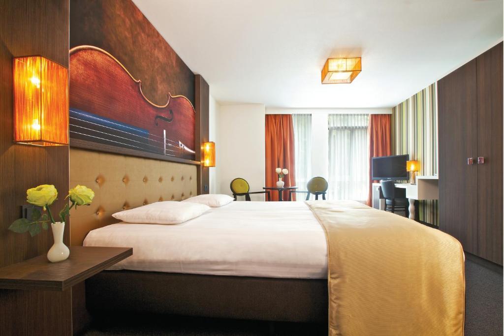 梅登布利克美戴木布里克酒店的酒店客房设有一张大床和一张书桌。
