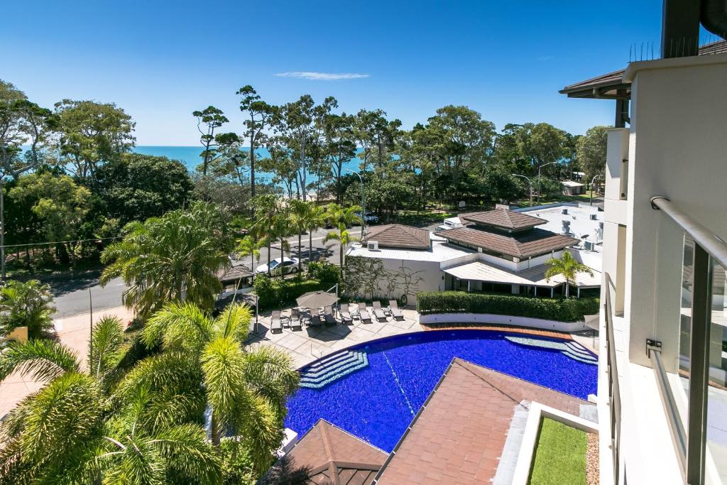 赫维湾阿莱格拉赫维湾美爵公寓式酒店 的享有带游泳池的度假村的空中景致