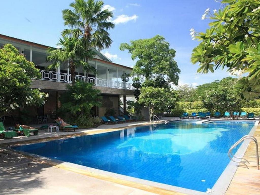 北碧桂河酒店的度假村前的游泳池