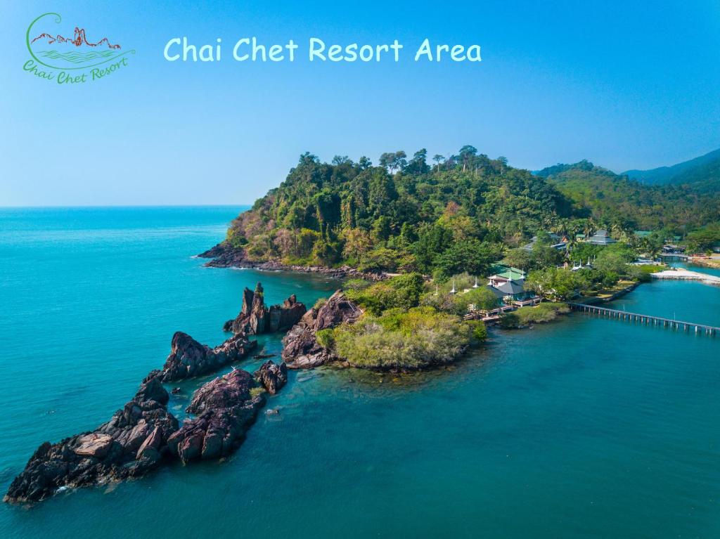 象岛象岛柴切特度假酒店的水体中间的一个岛屿