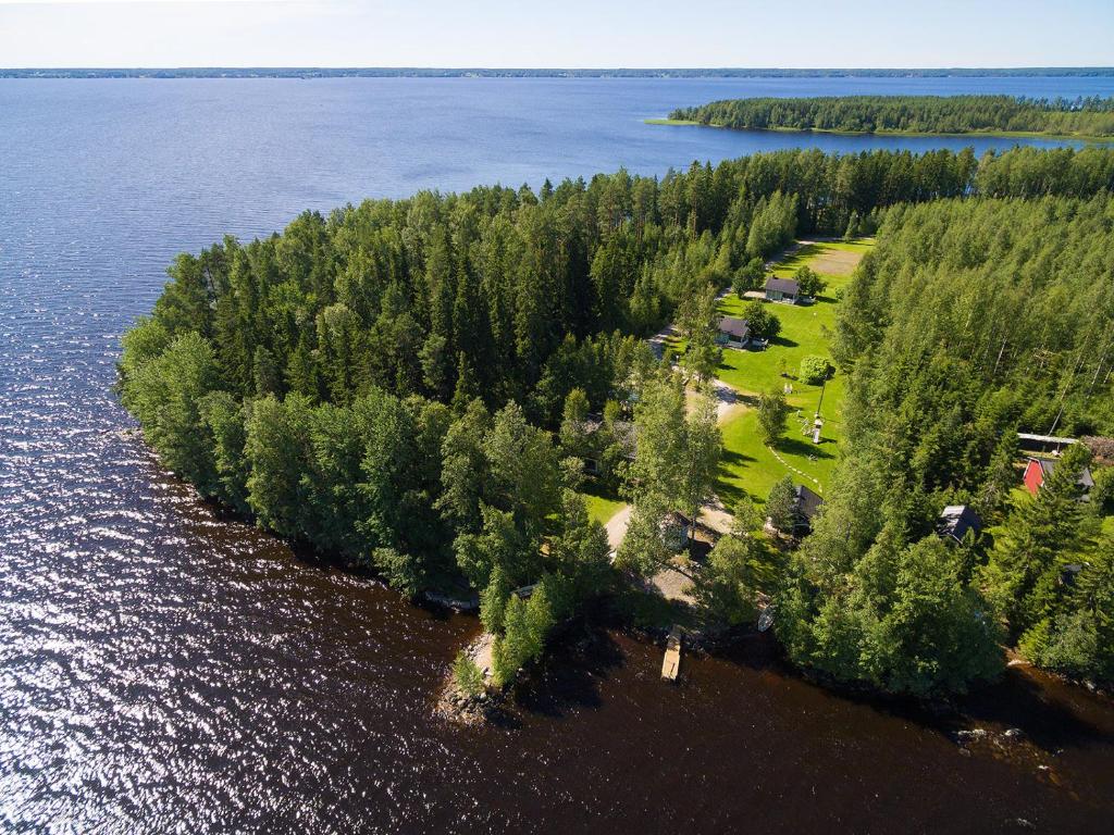 拉帕湖Lomakylä Tapiola的水体中间的一个岛屿