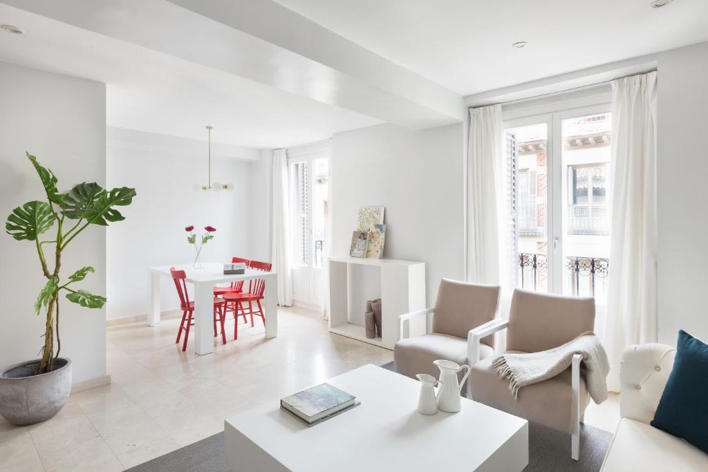 马德里卡雷塔斯公寓的白色的客厅配有桌椅