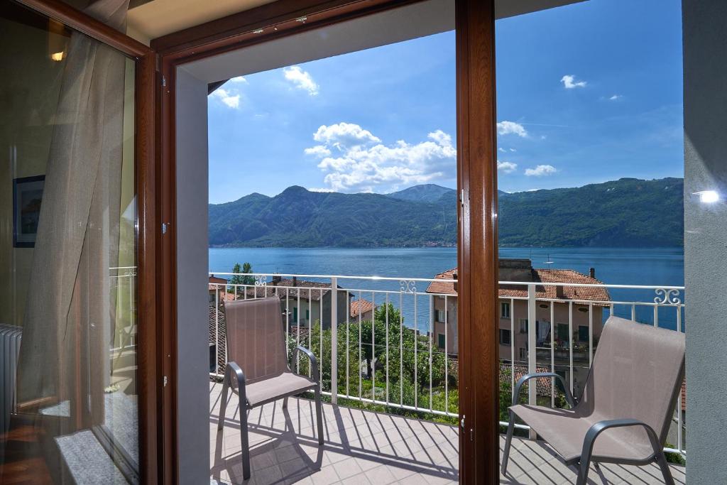 曼德洛德拉廖B&B-FORESTERIA Casa Della Musica Lake Como的享有湖泊和山脉美景的阳台。