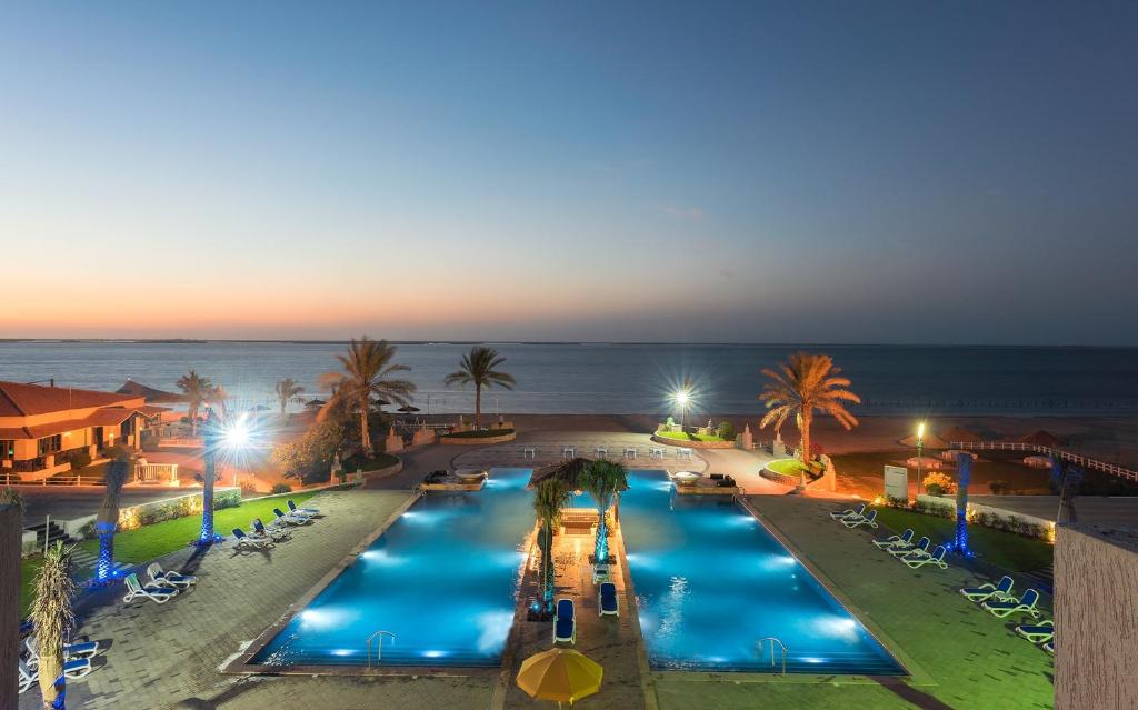 乌姆盖万Barracuda Resort的享有带游泳池的度假村的顶部景致