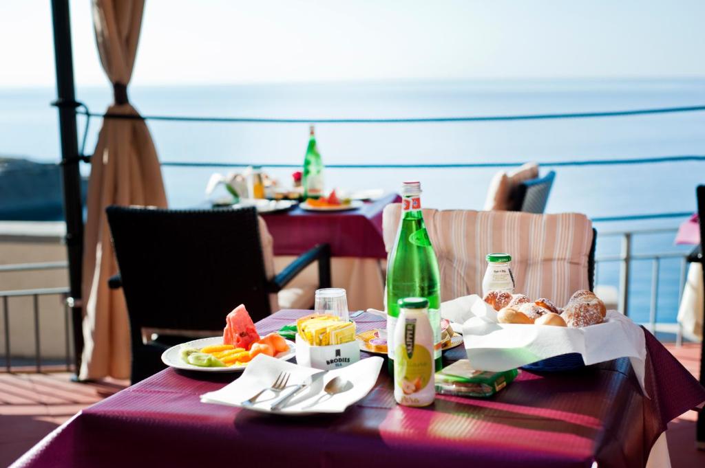 文托泰内尤利亚别墅酒店的一张桌子,上面放有食物和瓶子