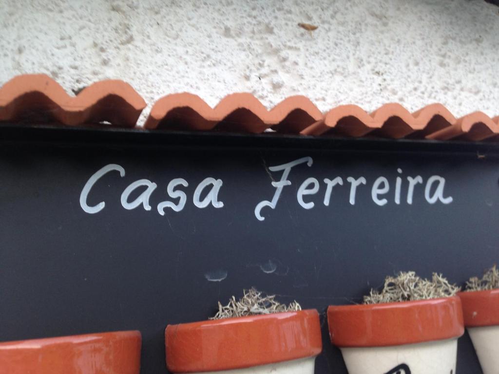 戈伊什Casa Ferreira的植物旁的casaferreira标志