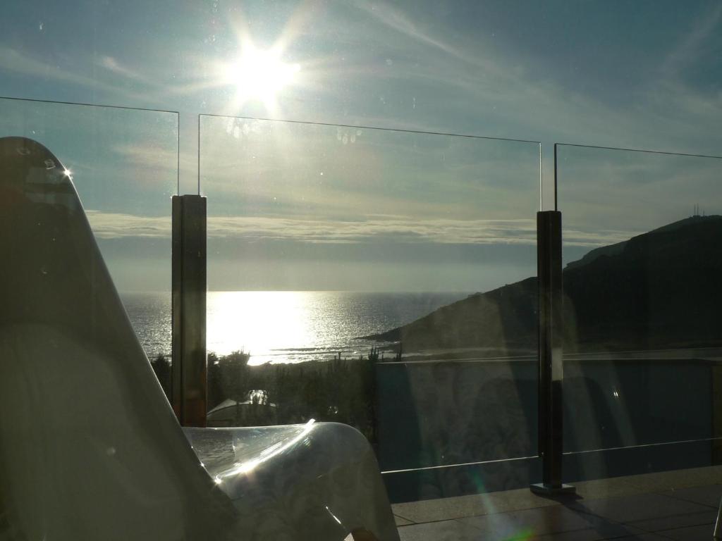 菲尼斯特雷阿多拉自然海洋康体&Spa酒店的透过玻璃窗可欣赏到海景