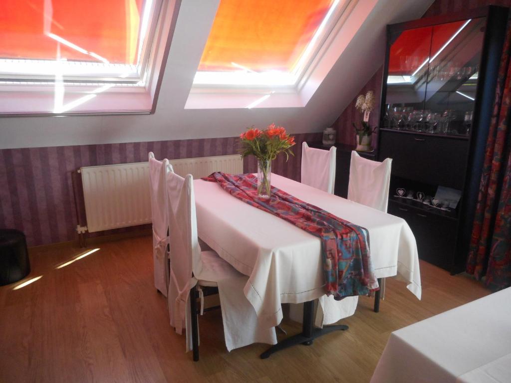 伊普尔B&B Fresco的用餐室,配有鲜花桌
