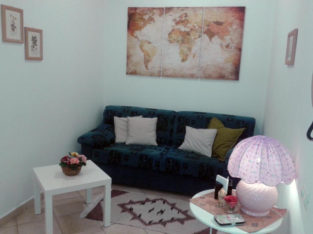 乌尔巴尼亚Appartamento Casteldurante的客厅配有蓝色的沙发和桌子