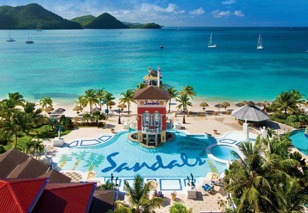 格罗斯岛Sandals Grande St. Lucian Spa and Beach All Inclusive Resort - Couples Only的享有度假村游泳池的空中景致