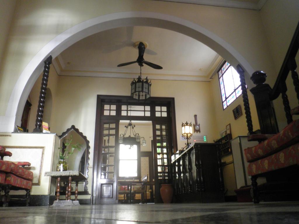 圣达菲Emperatriz HOTEL familiar的大房间设有吊扇和门