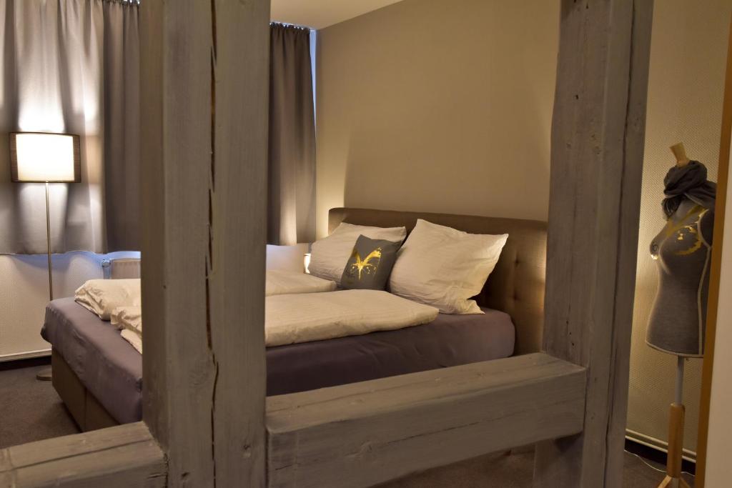 维斯马Herberge KAFFETIET的一间小卧室,配有一张带镜子的床