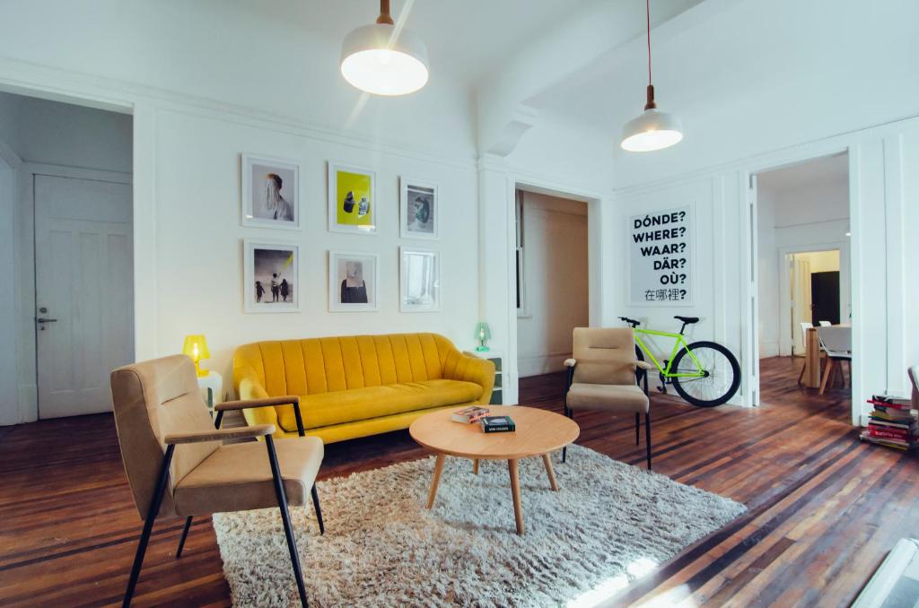 维纳德马NOT FOUND Hostel的客厅配有黄色的沙发和椅子