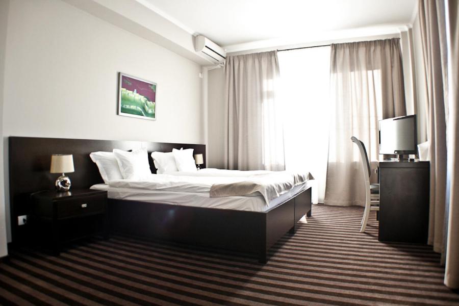 阿拉德鹏斯内贝拉克酒店的酒店客房设有床和窗户。