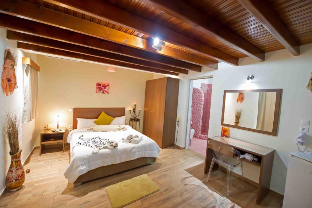 费拉阿斯特罗利托斯公寓的一间卧室配有一张床、一张书桌和一面镜子