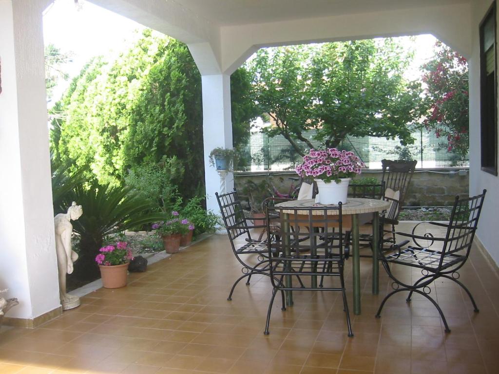 阿雷内拉拉维德尔玛雷住宿加早餐旅馆的庭院配有桌椅和鲜花