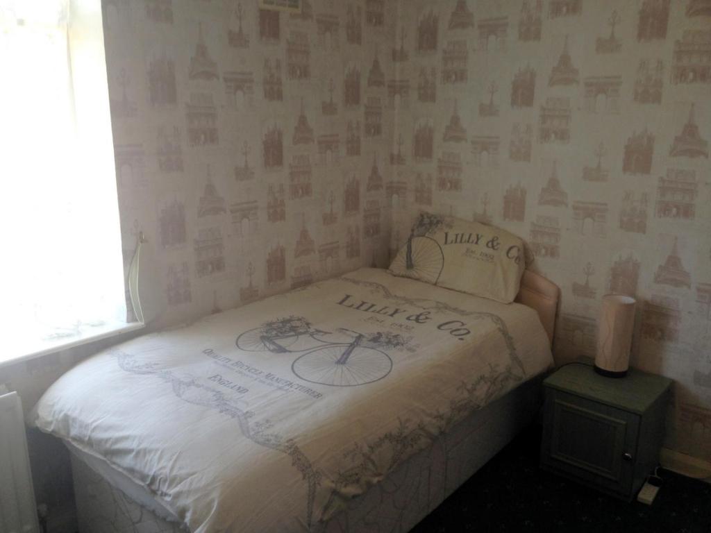 斯皮克利物浦机场民宿的小卧室配有写字床