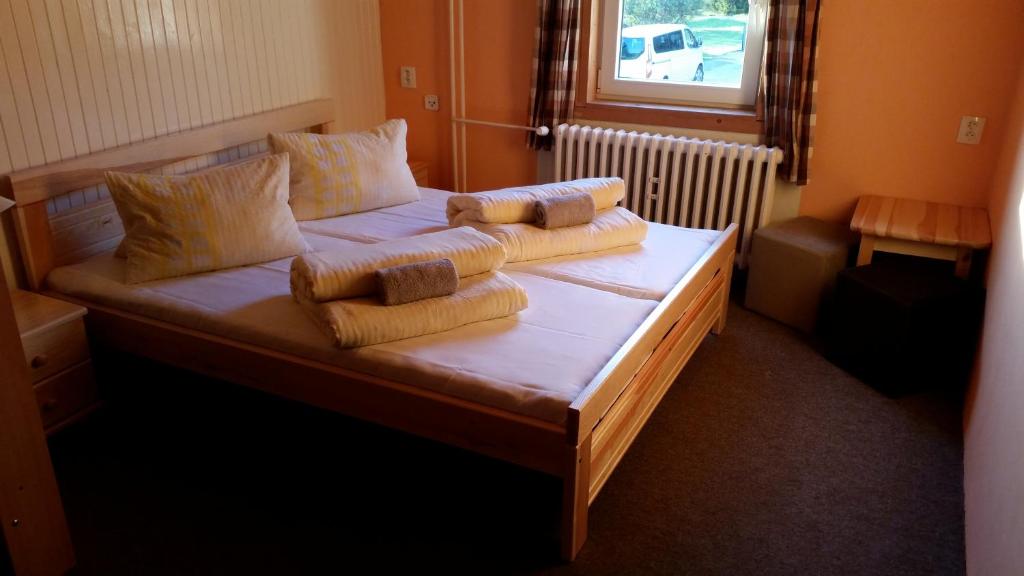 贝内茨科chata Karolínka的一间卧室配有一张带两个枕头的床