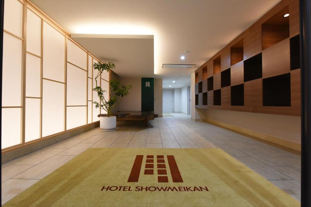 三岛市休美坎酒店的楼房的走廊,地板上铺着地毯