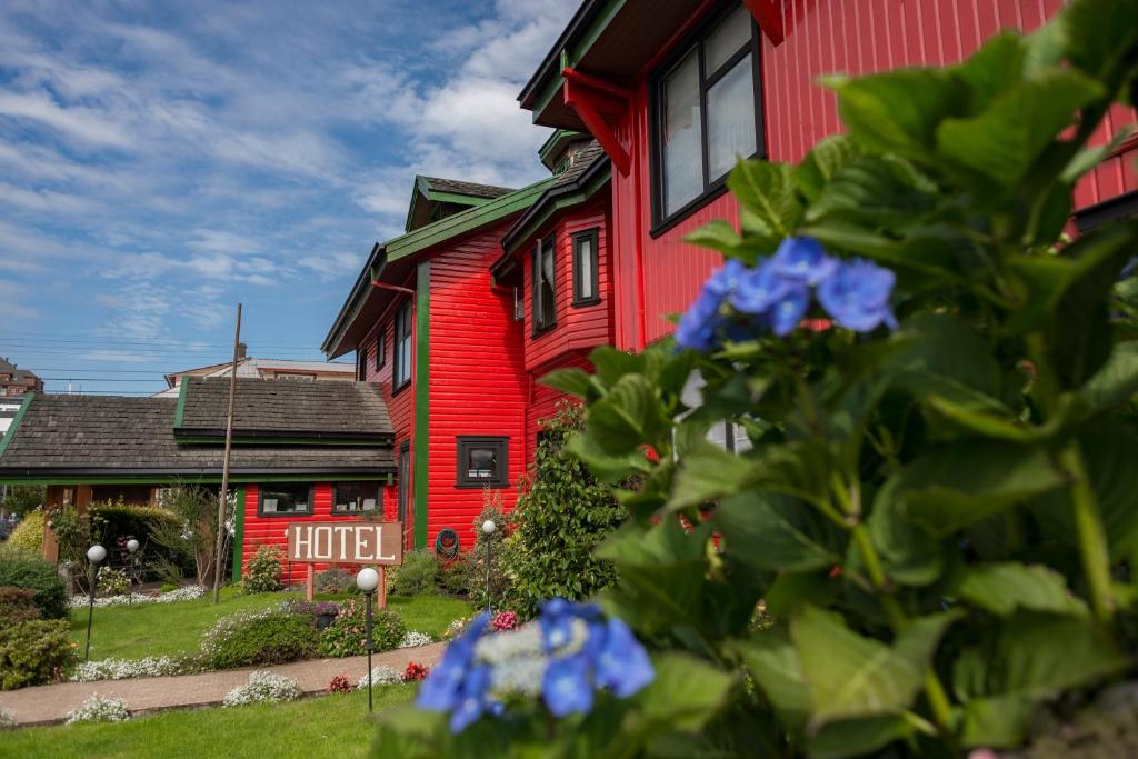 巴拉斯港Weisserhaus的前面有蓝色花朵的红色房子